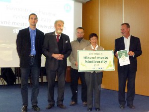 Vyhlásenie absolútneho víťaza pre rok 2011. Zľava: Ing. Peter Jány (MŽP SR), Akad. Mal. Marián MInarovič (ÚMS), Ing. Stanislav Doktor (ZMOS), RNDr. Zuzana Balážová - primátorka mesta Kremnica (Kremnica = absolútny víťaz pre rok 2011 a zároveň 1. miesto vo svojej kategórii) , Ing. Vladimír Hudek (REC Slovensko)