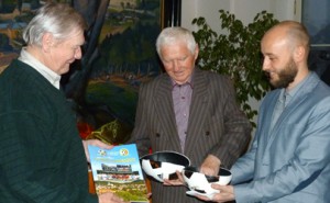 Autor knihy Milan Barniak, krstný otec Štefan Boldiš a súčasný predseda ŠKF Kremnica Dušan Privalinec krstia škvarou.