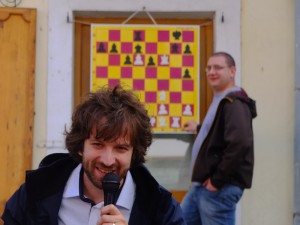 V simultánke s desiatimi hráčmi 8 partií vyhral, dvaja hráči s ním dokázali remizovať. Ani v hre naslepo Mokroš nezaváhal a partiu vyhral.