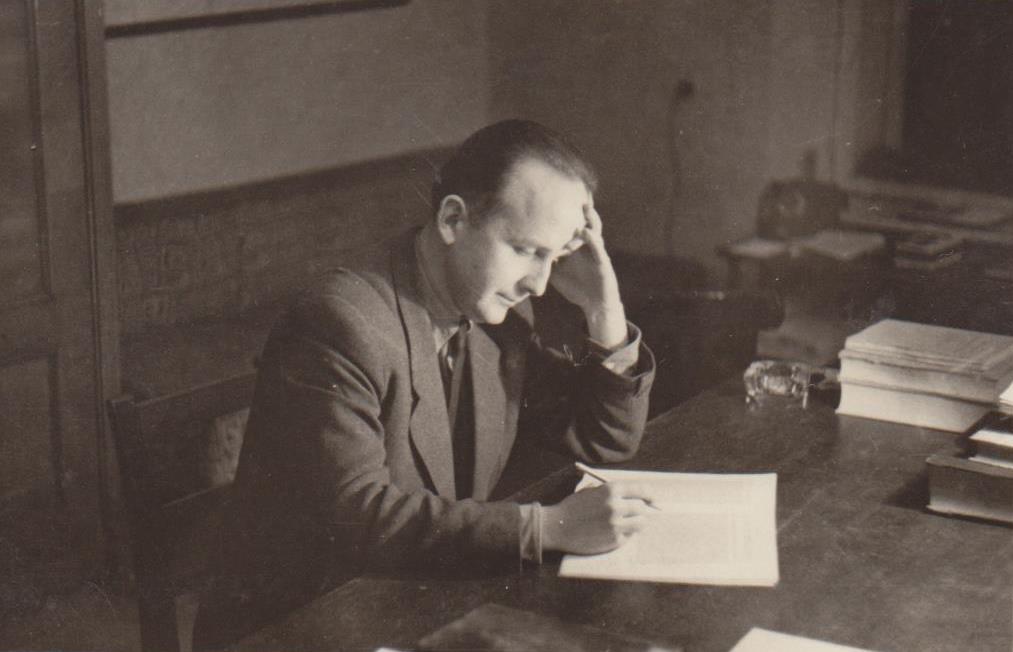 PhDr Teodor Lamos CSc v archivnej pracovni